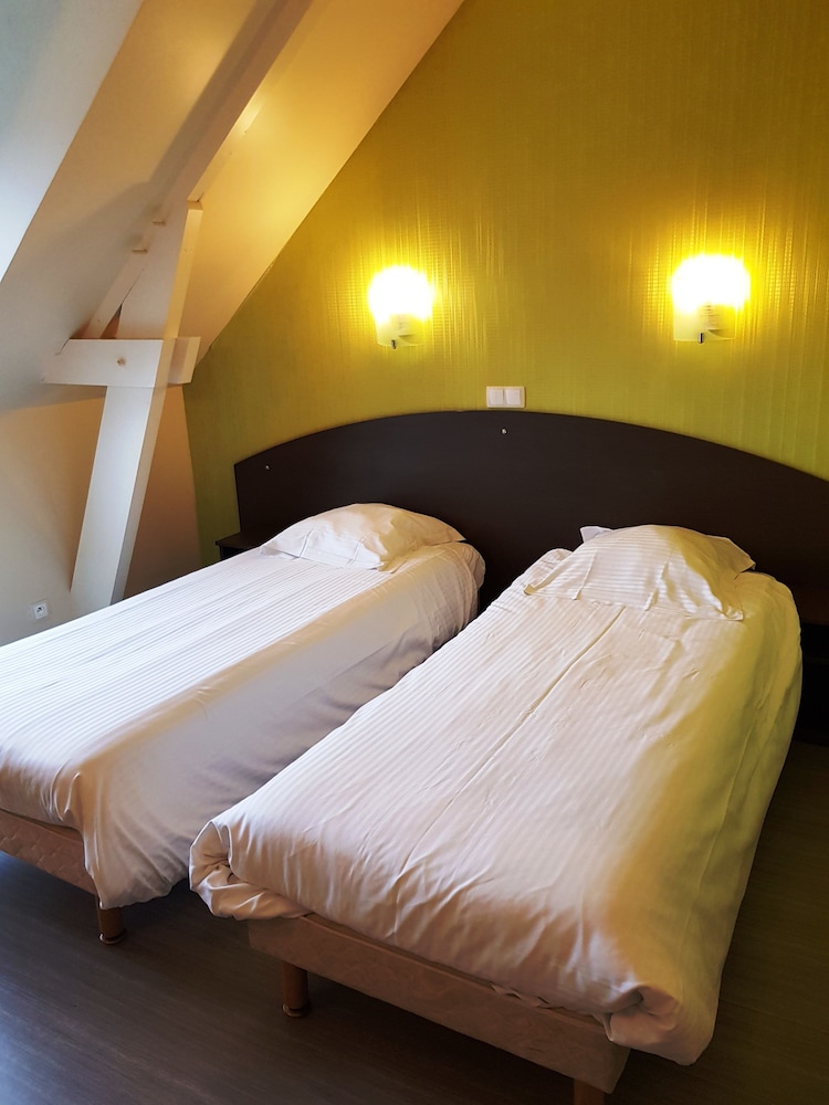Standard Twin room with bathtub
