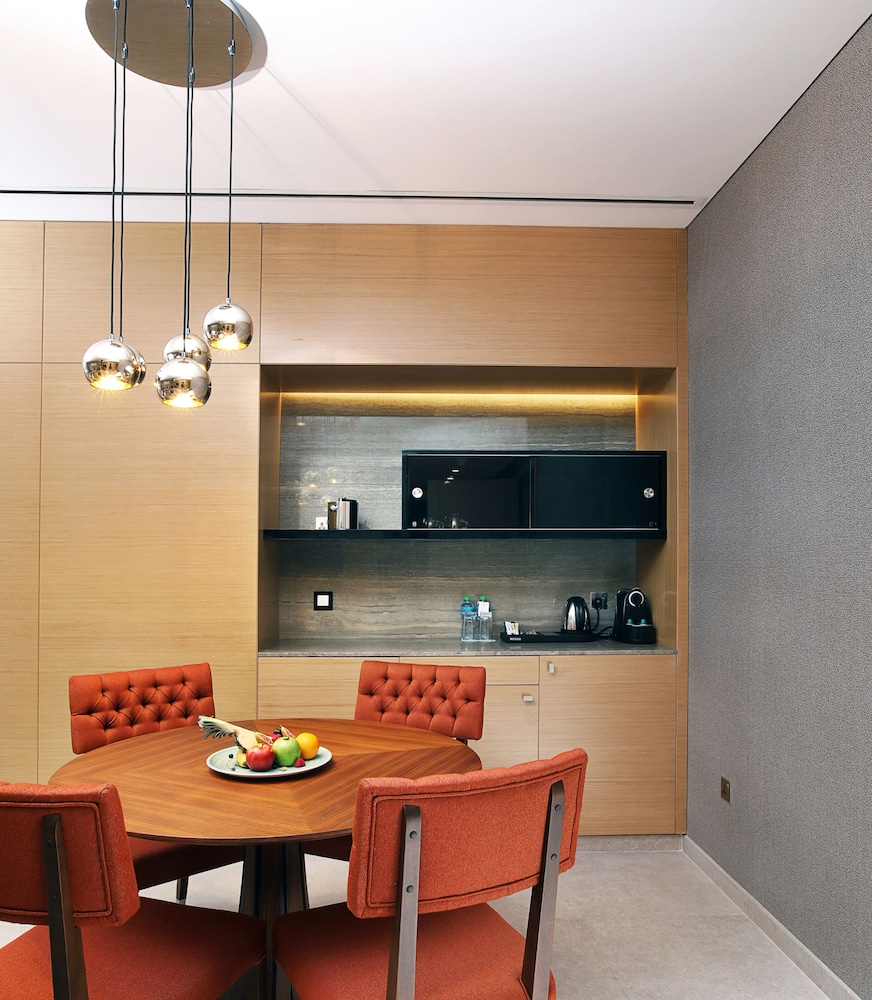 Grand 2-bedroom Suite - Complimentary Luxury Transfers to Jumeirah Beach and Mall of Emirates