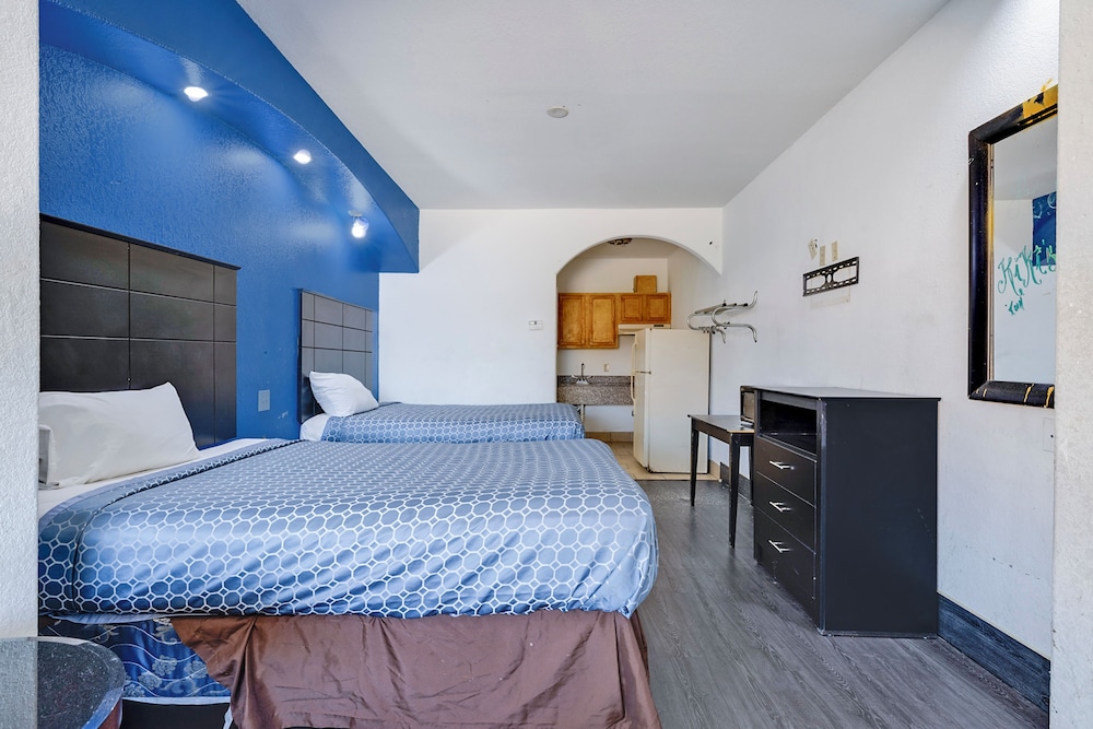 2 Queen Beds Smoking with Kitchenette - Photo 3