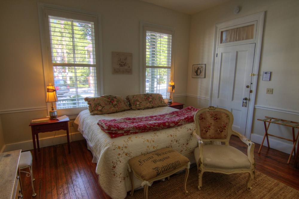 Standard Room, 1 King Bed photo 2