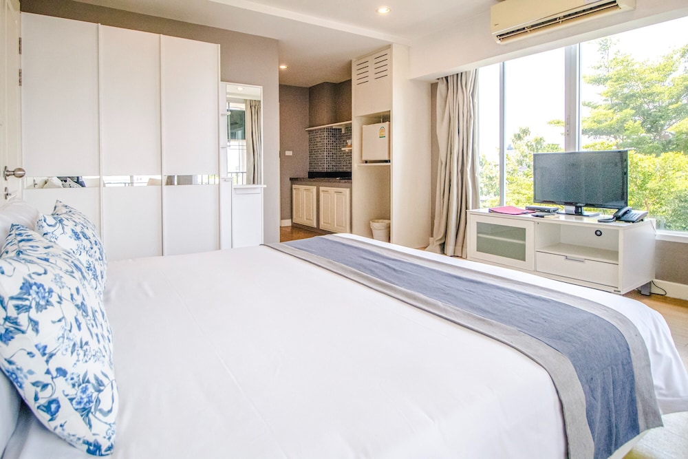 Deluxe Room, 1 King Bed photo 2