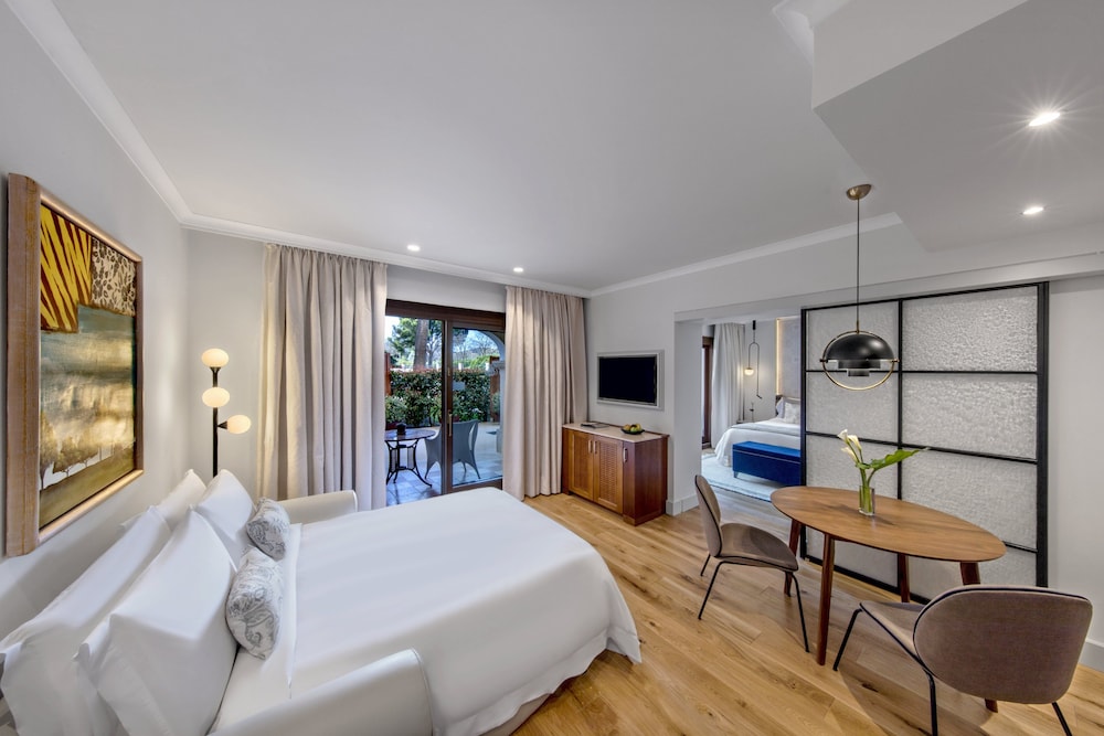 Family Suite, 1 King Bed with Sofa bed, Corner