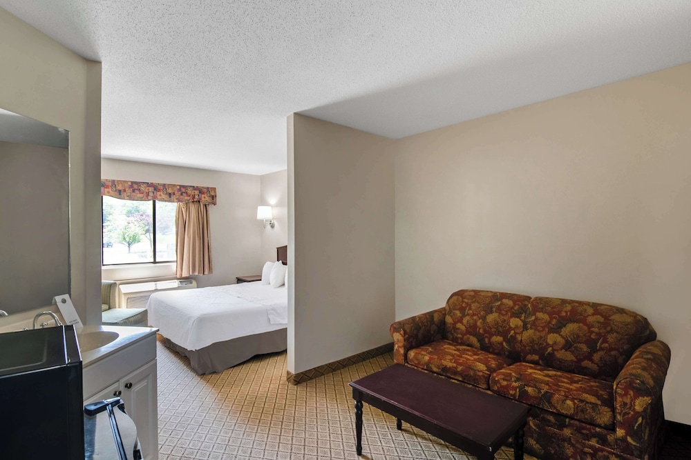 Suite, 1 King Bed with Sofa bed, Non Smoking - Photo 1