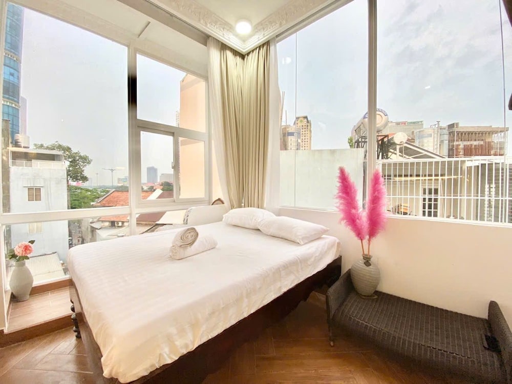 Deluxe Studio, 1 Queen Bed, Private Bathroom, City View