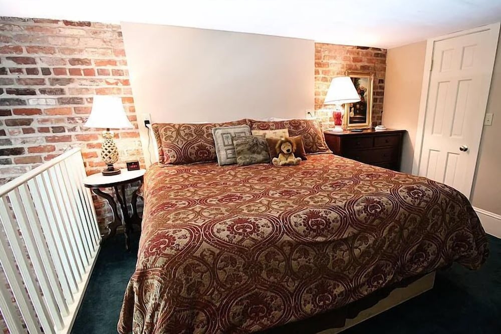 Junior Studio Suite, 1 King Bed, Courtyard View