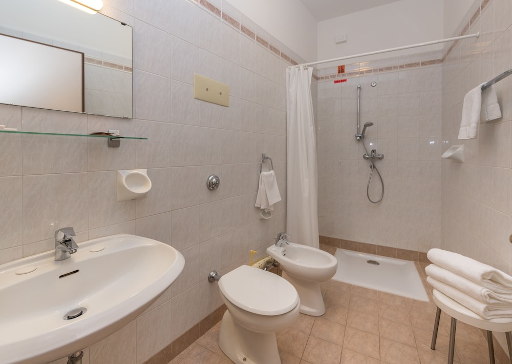 Standard Quadruple Room - Photo 8