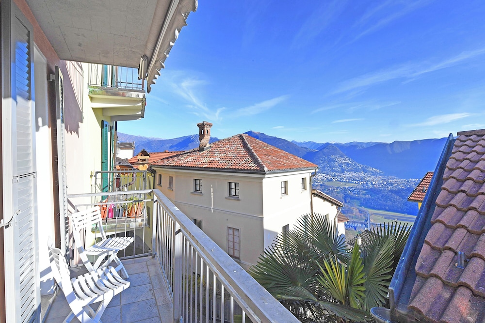 Family House, Multiple Bedrooms, 2 Bathrooms (Lugano Bay View Twins)