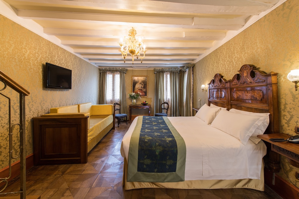 Superior Room, Canal View thumbnail 5