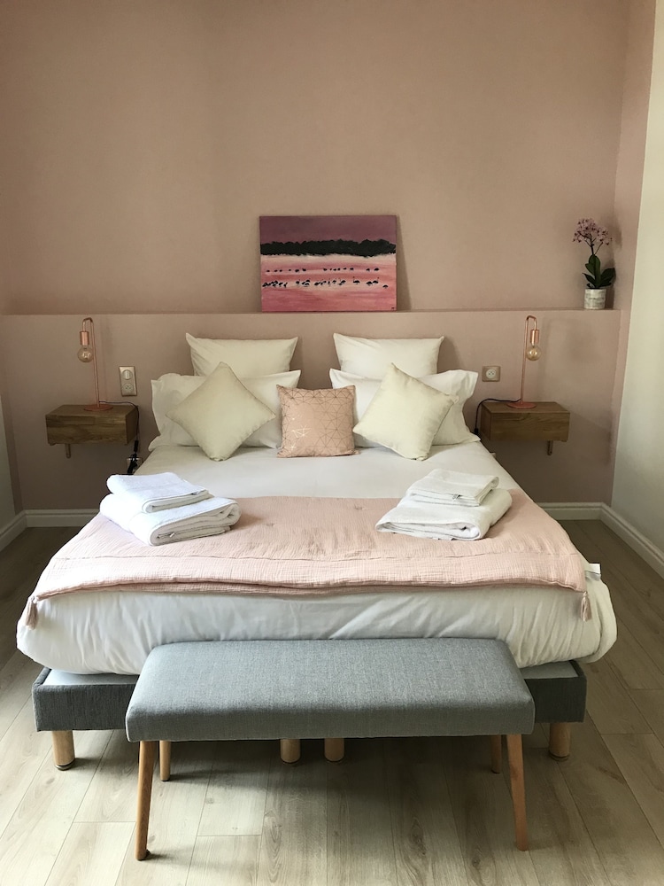 Double or Twin Room, Non Smoking (Poetic) photo 1