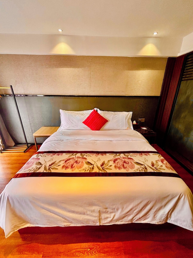 Superior Room, 1 King Bed photo 2