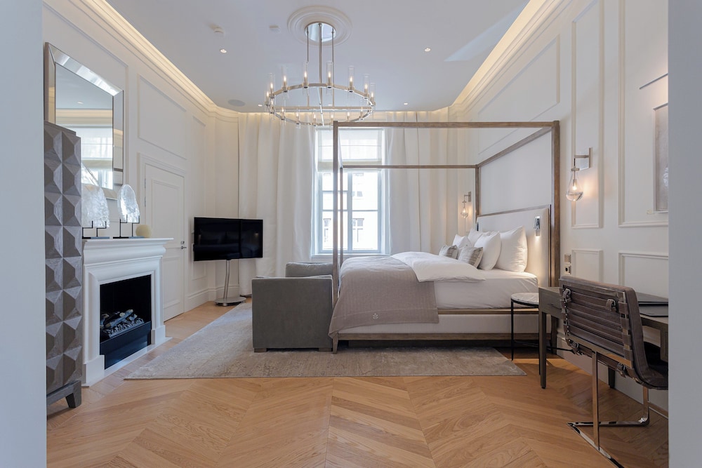 Signature Suite - Photo 1