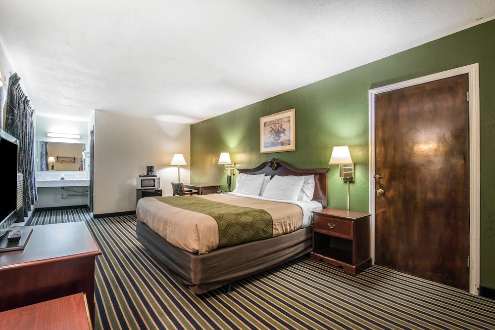 Standard Room, 1 King Bed, Non Smoking - Photo 4