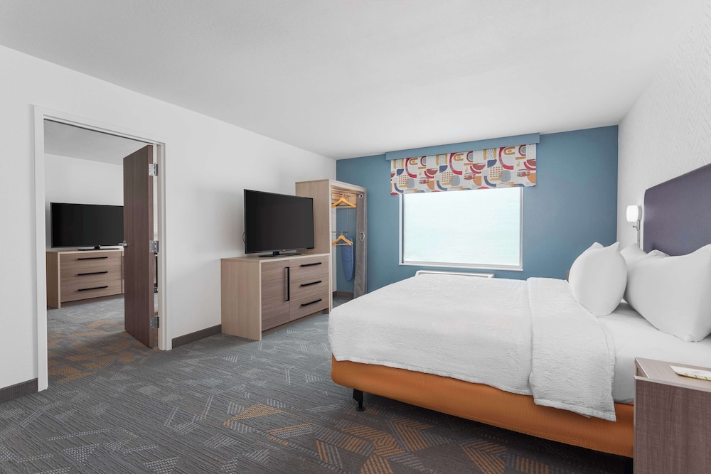 Suite, 1 King Bed, Accessible, Bathtub
