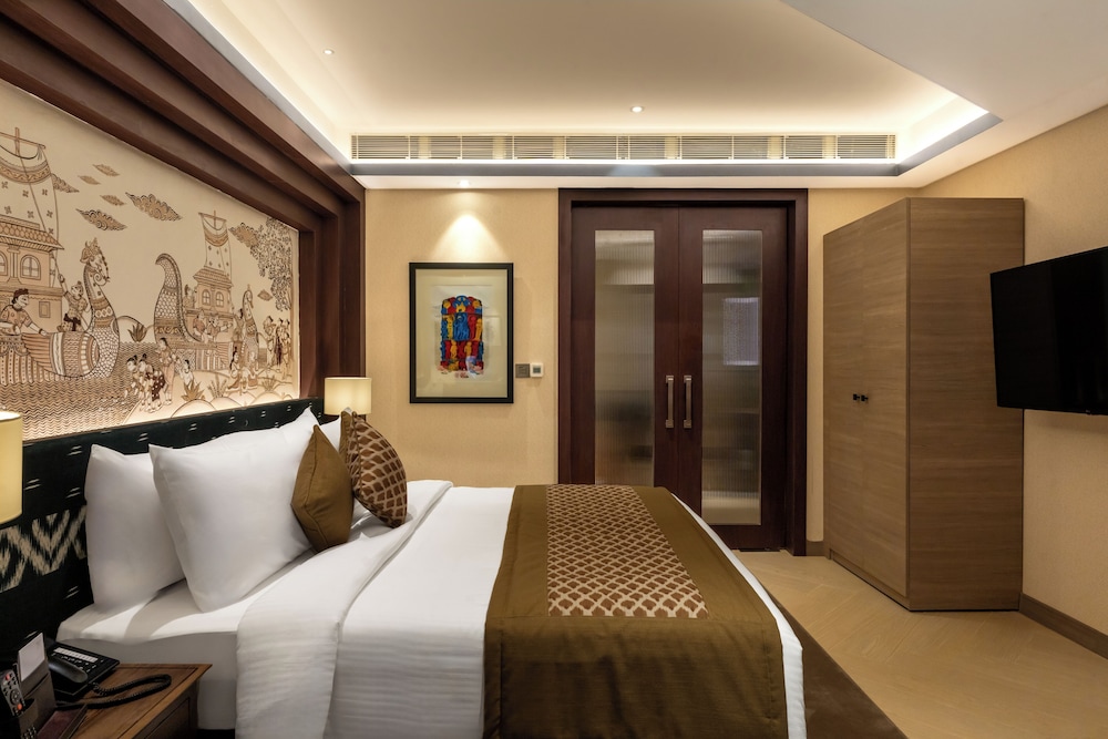 Suite, 1 King Bed photo 1