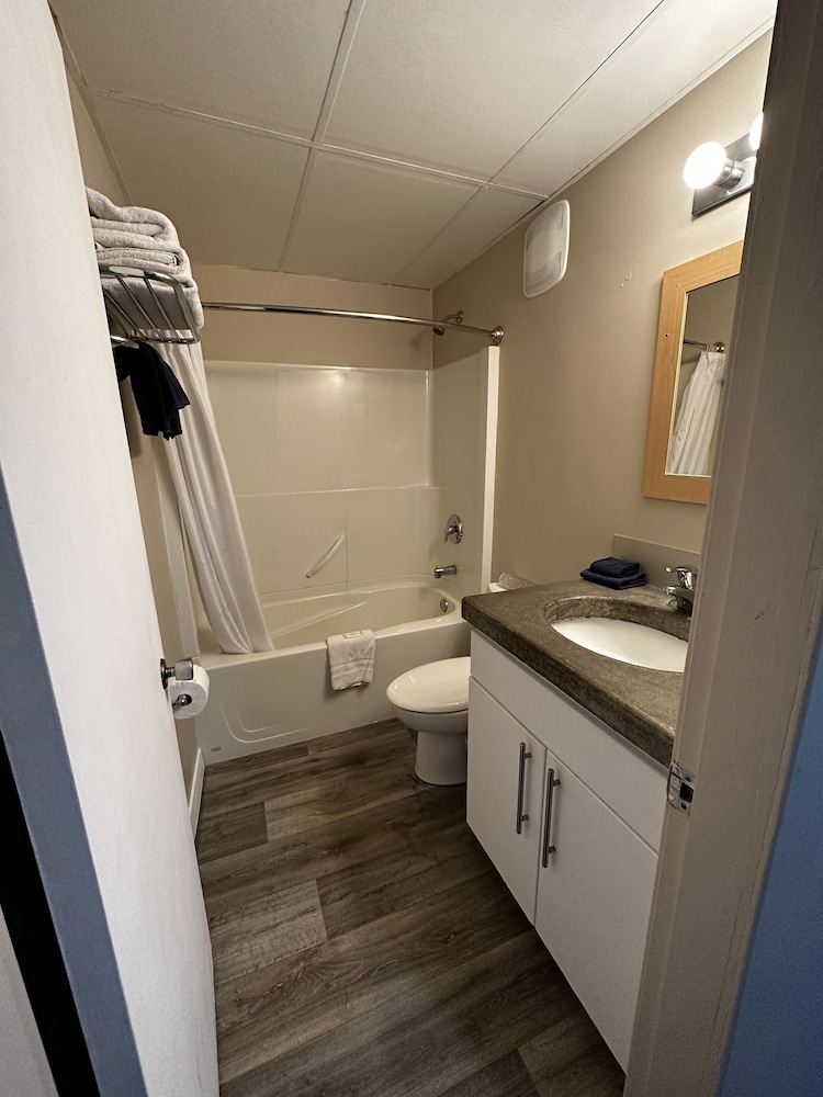 Deluxe Room, Multiple Beds, Kitchen photo 3