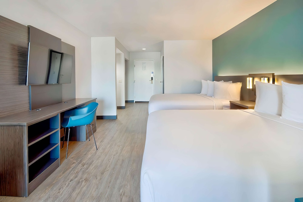 Standard Suite, 2 Queen Beds, Non Smoking - Photo 6