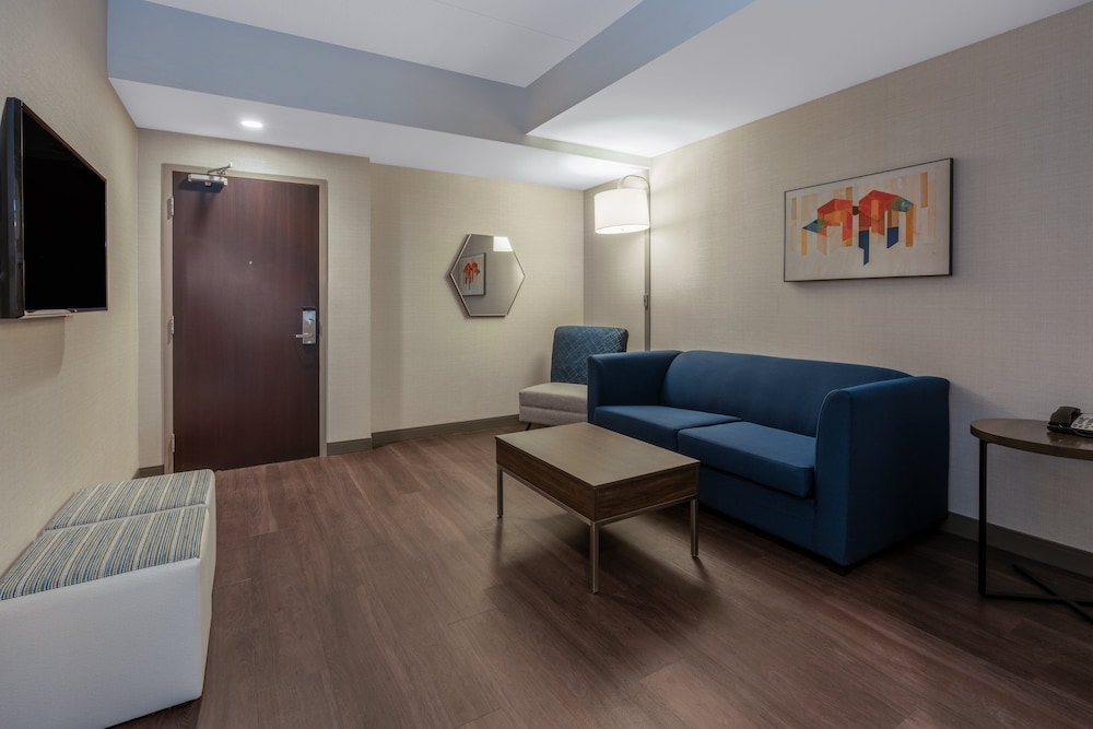 Suite, 1 King Bed with Sofa bed (Dining) - Photo 1