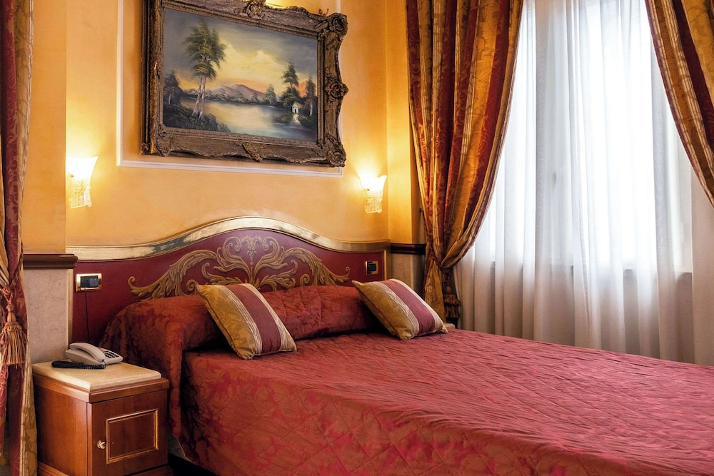Triple Room thumbnail 5