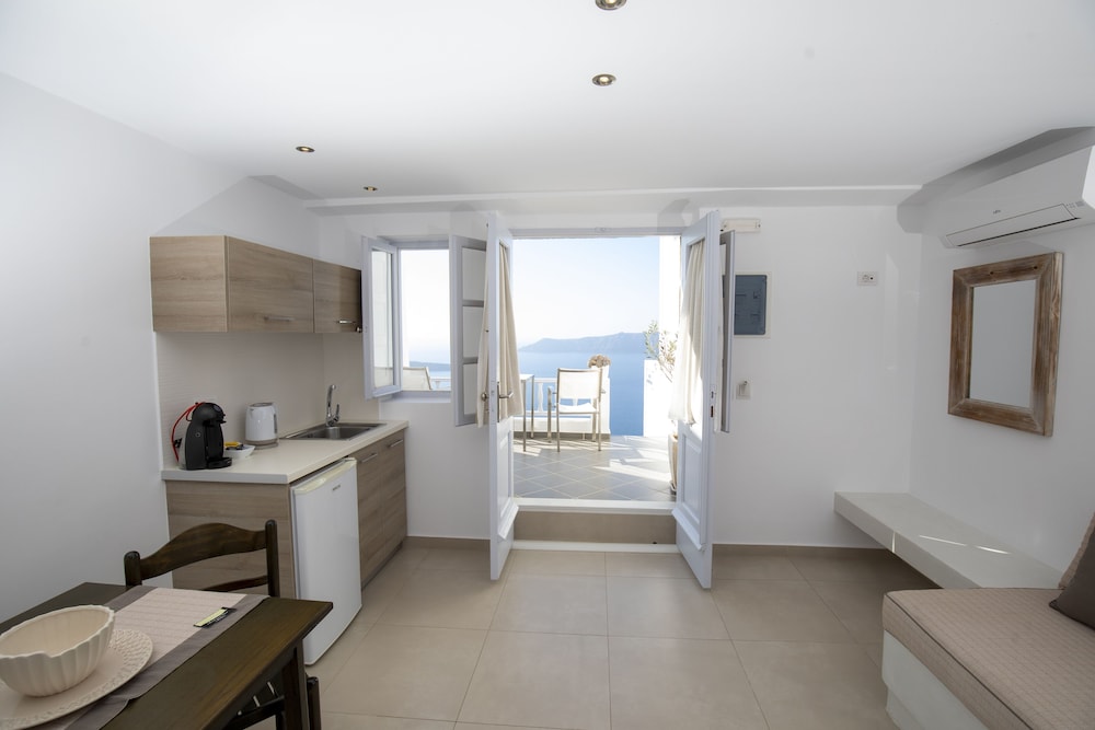 Deluxe Studio (Caldera View)