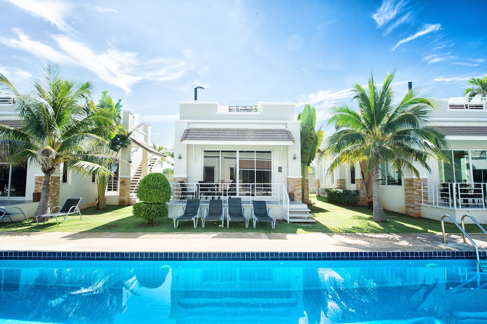 Prime Poolside Villa photo 2