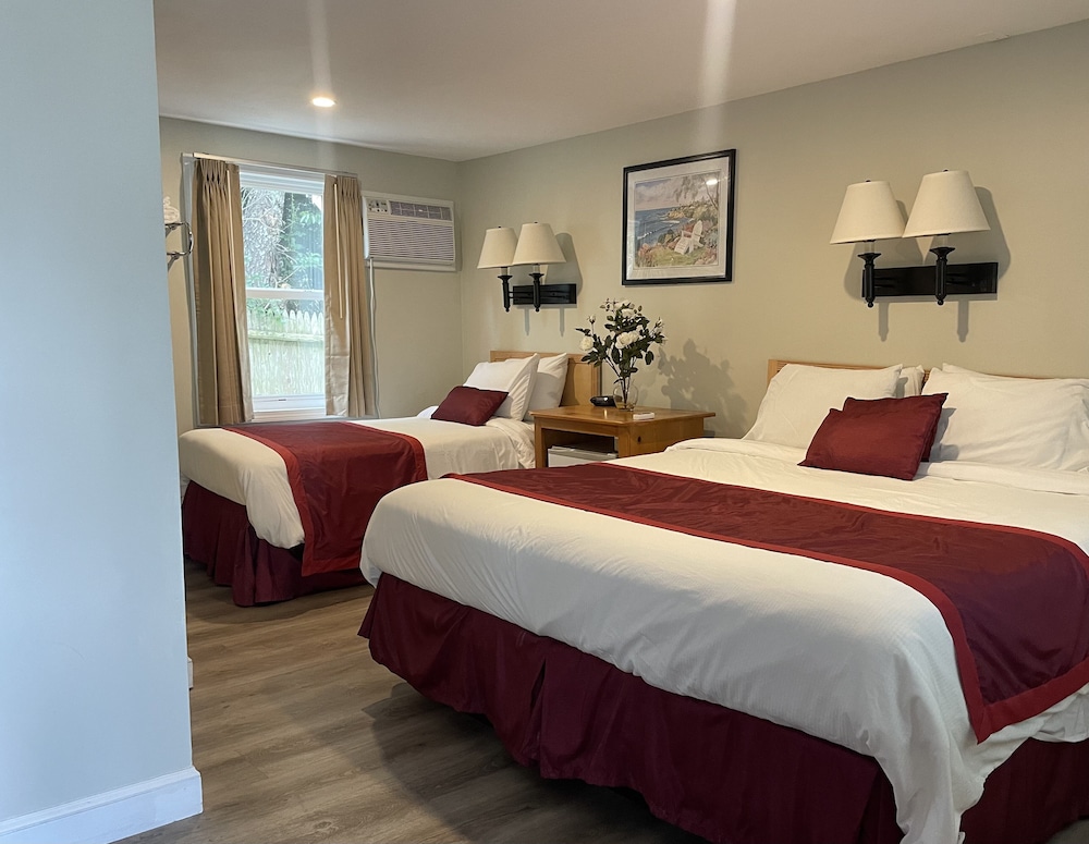 Standard Room, 1 Queen and 1 Twin Bed photo 1