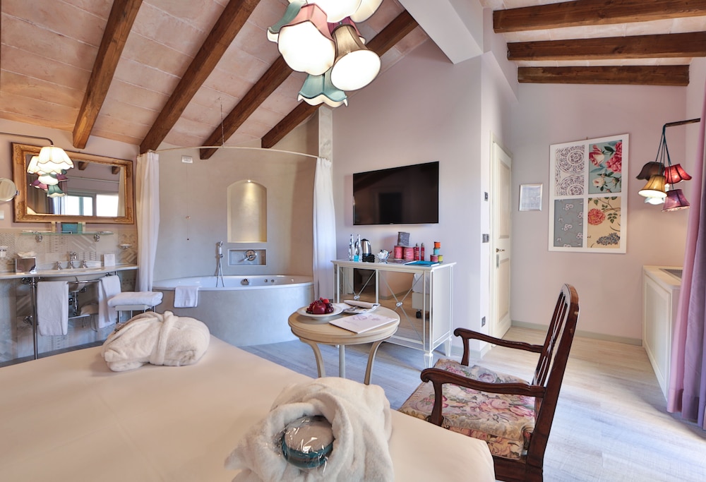 Junior Room, Jetted Tub (I tessuti)