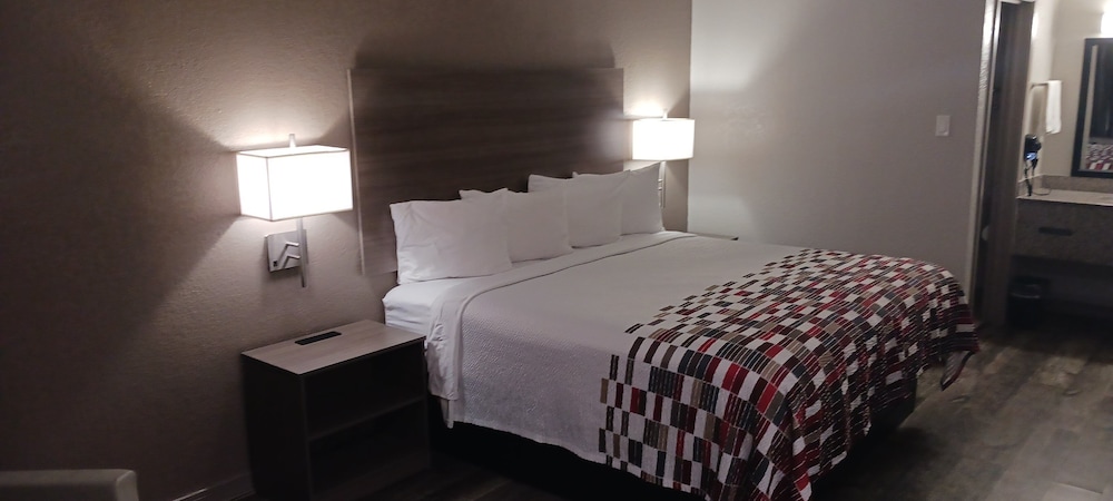 Deluxe Room, 1 King Bed, Non Smoking - Photo 6