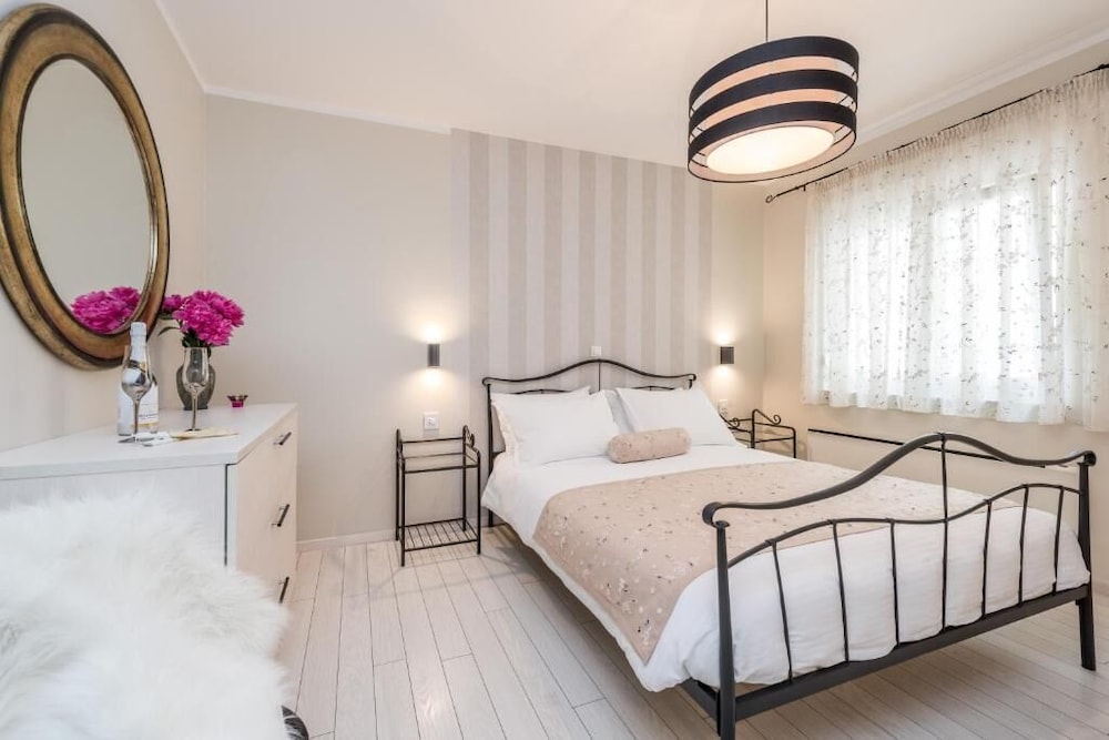 Deluxe Apartment, 1 Queen Bed with Sofa bed, Balcony, Garden View photo 2