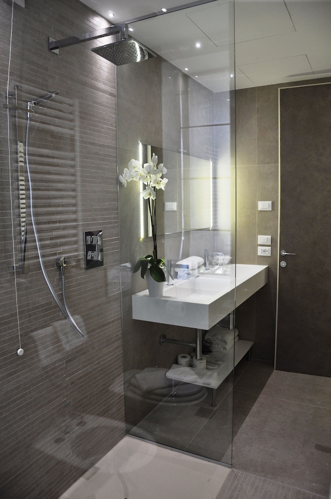 Round Suite with Hot Tub - Photo 21
