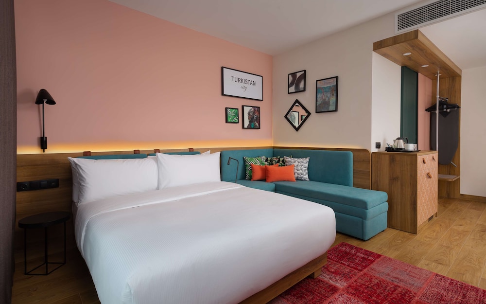 Basic Room, 1 King Bed