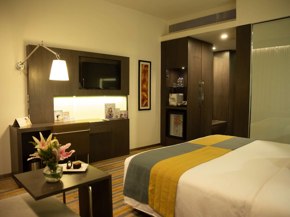 Superior Room, 1 King Bed thumbnail 5