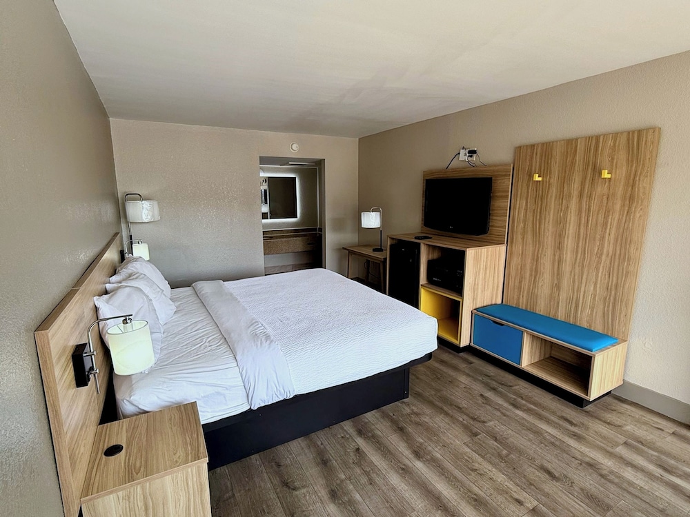 Deluxe Room, 1 King Bed, Non Smoking photo 1