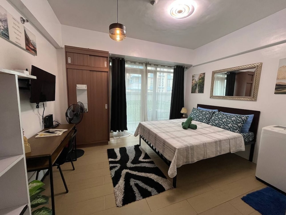 Deluxe Studio, 1 Queen Bed, Balcony, City View photo 1