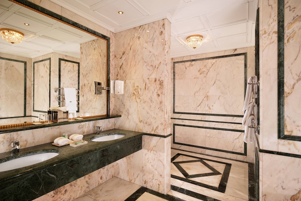 Grand Room, 1 King Bed
