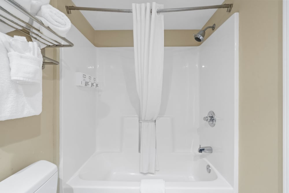 3 Queen Beds, Pool View (Efficiency), Non-Smoking - Photo 7