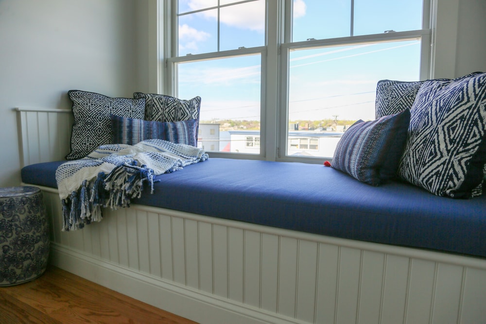 Deluxe Room, 1 King Bed with Sofa bed, Beach View photo 3