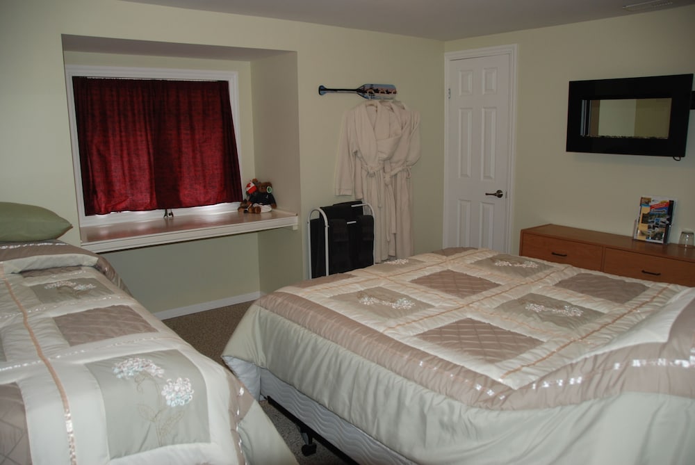 Tait Bear Room, 1 Queen Bed 1 Single Bed, Shared Bathroom photo 1