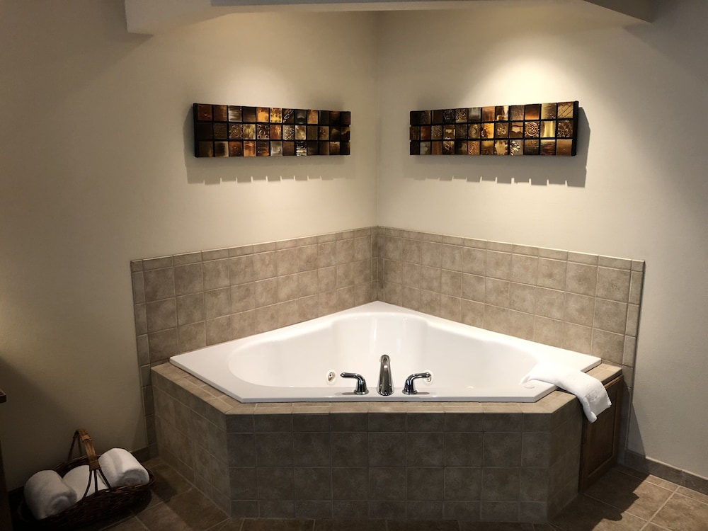 Executive Room, 1 King Bed, Non Smoking, Jetted Tub photo 3