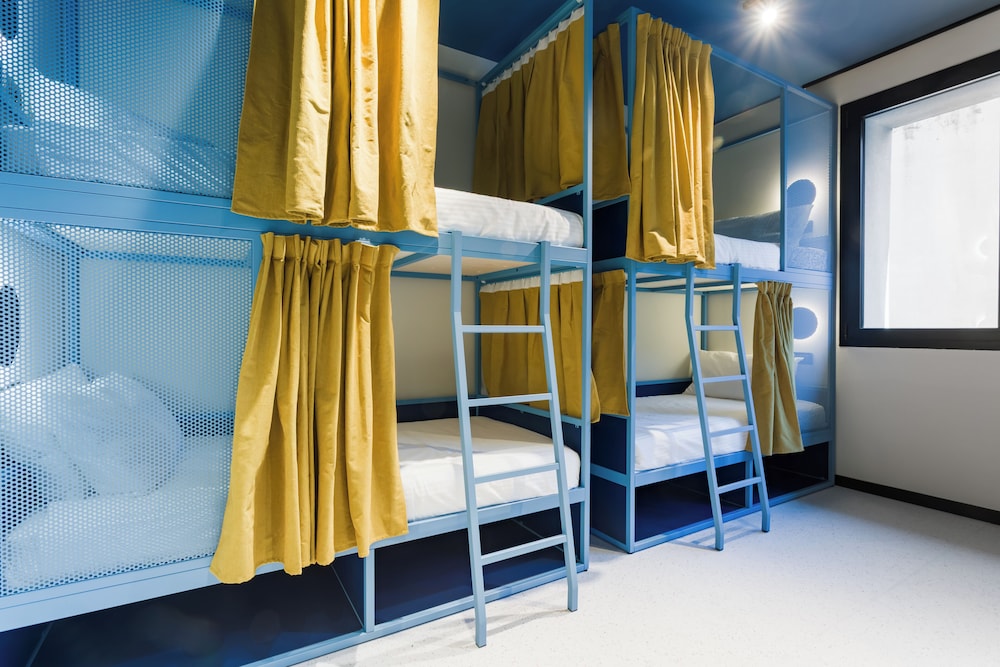Dormitorio femminile con 6 posti letto
