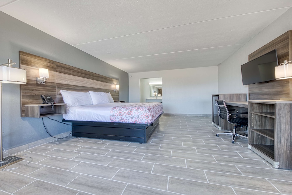 Suite, 1 King Bed, Non Smoking photo 1