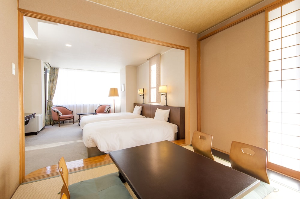 Twin Room (with Tatami Area 4people)