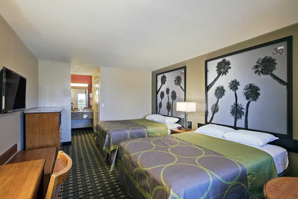 Standard Room, 2 Queen Beds, Non Smoking, Refrigerator & Microwave - Photo 1