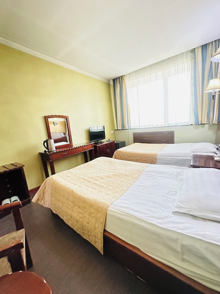 Classic Twin Room, City View - Photo 4