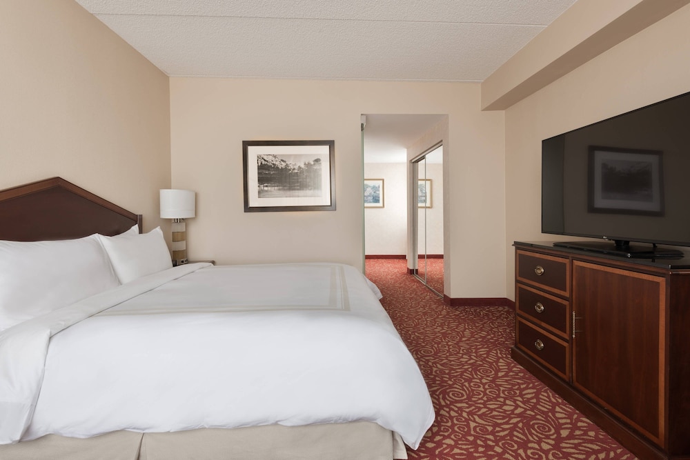Premium Room, 1 King Bed, Corner - Photo 1
