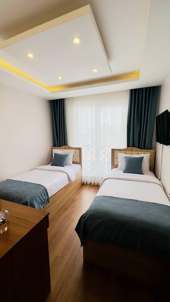 Standard Suite, Multiple Beds, Kitchen, City View - Photo 7