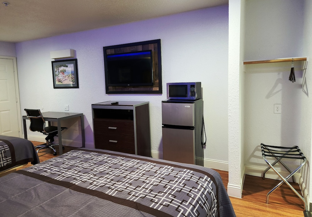 Deluxe Double Room, 2 Queen Beds, Non Smoking, Refrigerator & Microwave - Photo 3