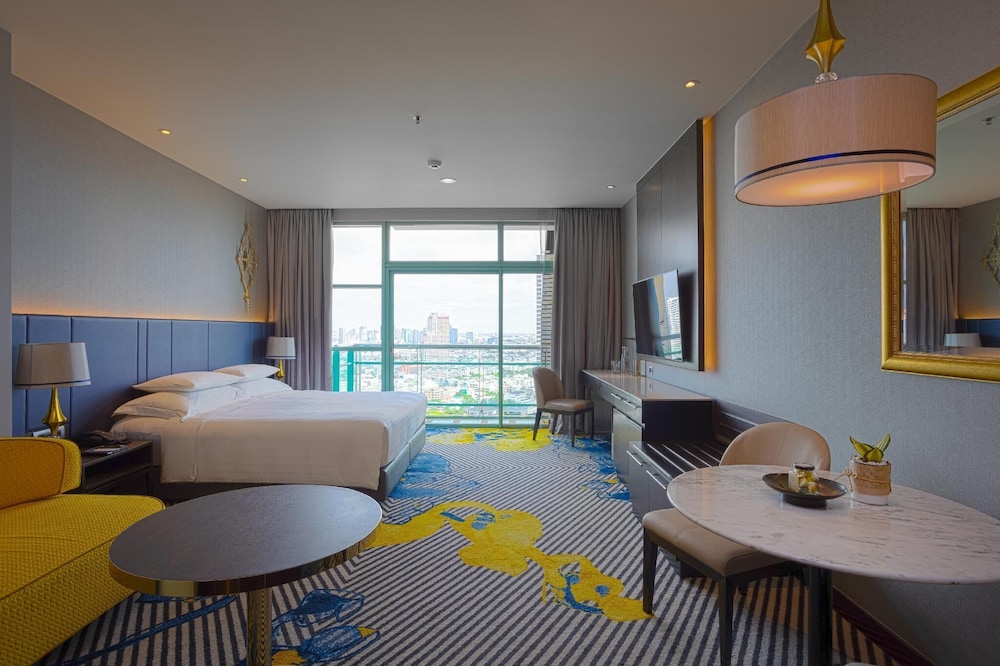 Grand Deluxe Club King River View thumbnail 6