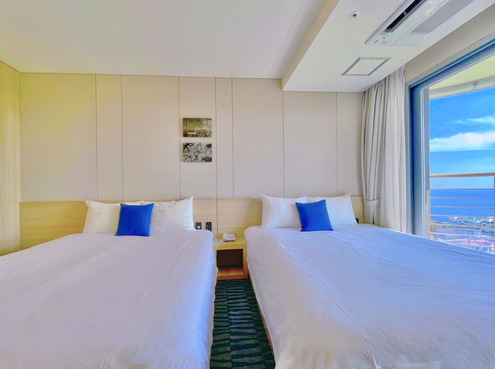 [Wine Pkg] Executive Room + 1 Red Wine + 2 Wine Glasses photo 1