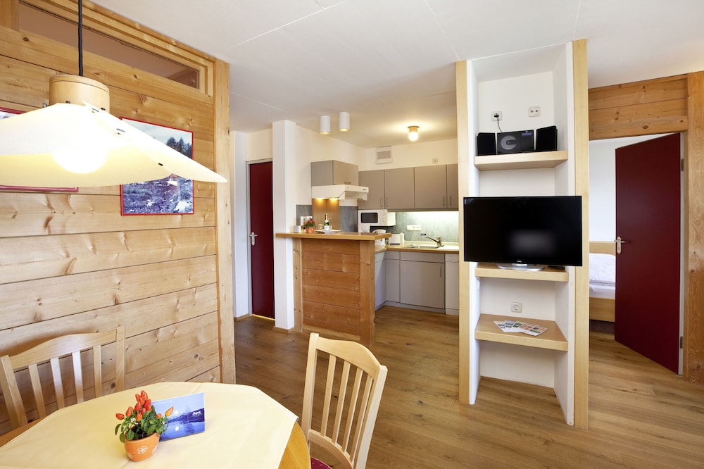 Apartment, 2 Bedrooms (Next to street, Westside)