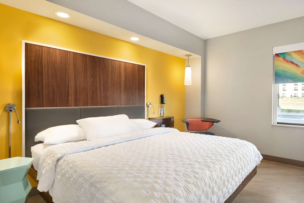 Room, 1 King Bed, Accessible, Non Smoking (Mobility & Hearing, Roll-in Shower) photo 2